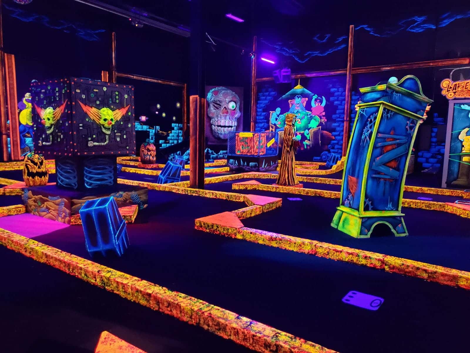 How To Play Mini Golf: Tips &Amp; Fun At Monster Mini Golf 1 A glow-in-the-dark indoor mini golf course at monster mini golf.